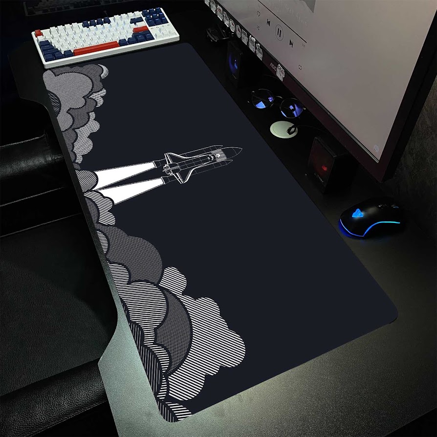 Lót chuột cỡ lớn 9040 (5) Lót chuột cỡ lớn 90x40 Phi thuyền đang bay lên, nền xanh đập - Ảnh 1