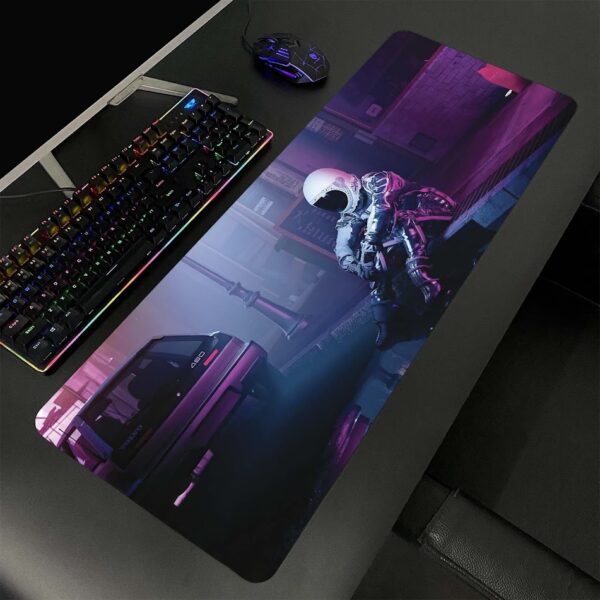 Lót chuột cỡ lớn 80x30 Phi hành gia ngồi kế cái XE cho gaming setup
