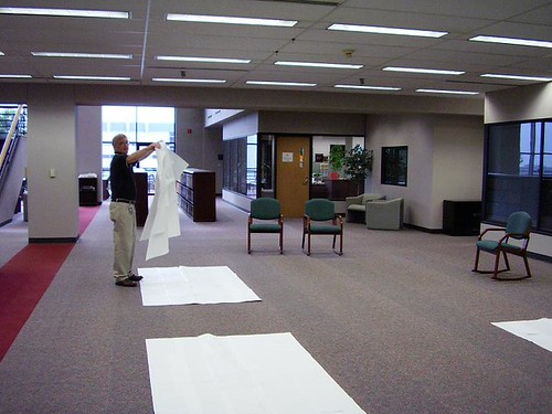 Dùng thước đo kích thước trước khi chọn mua kệ màn hình