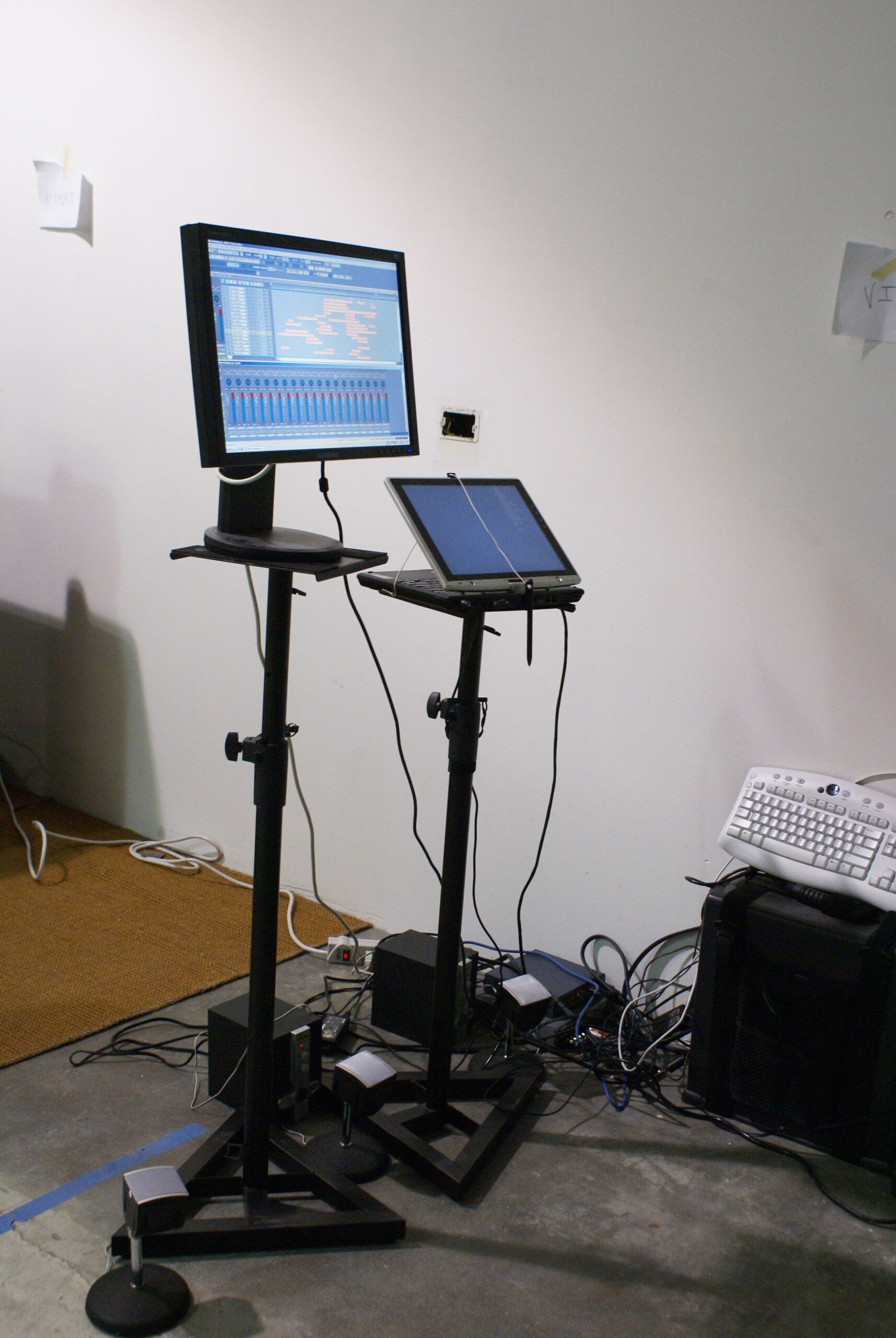 Laptop và monitor trên đế