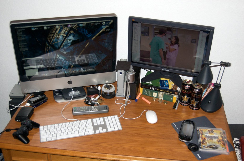 Bàn làm việc gọn hơn khi dùng kệ màn hình để tối ưu không gian