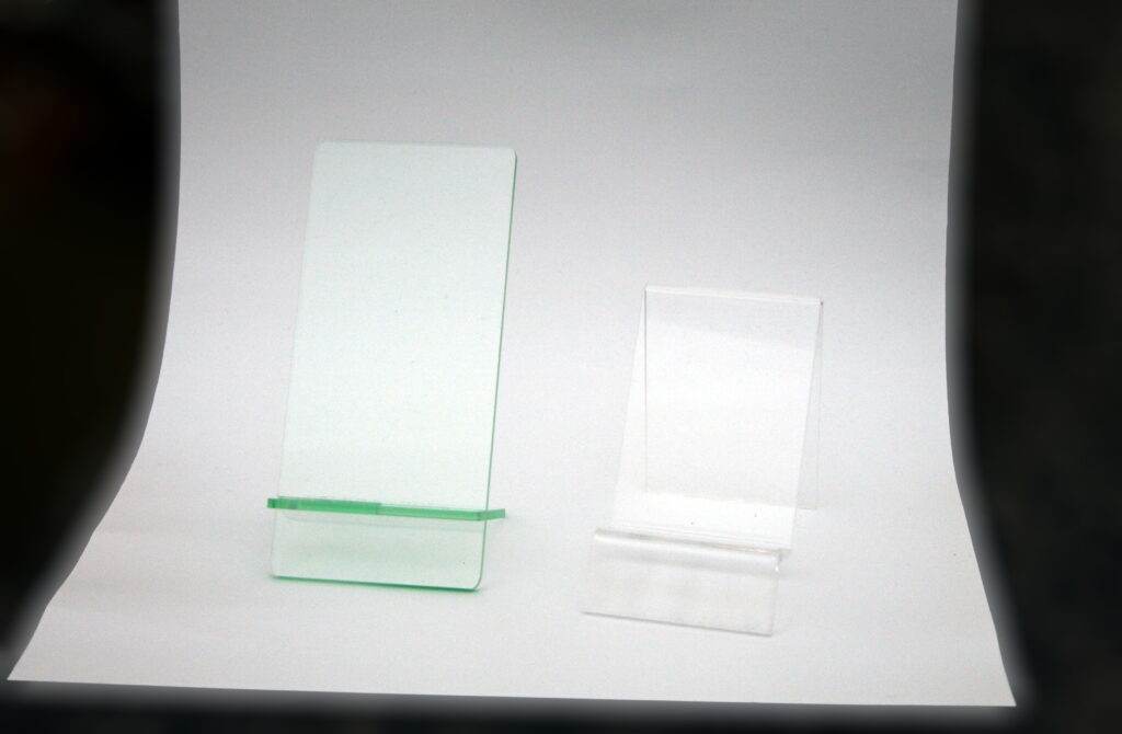 Ảnh thật kệ/giá đỡ điện thoại acrylic để bàn - Wikimedia Commons CC BY-SA 3.0