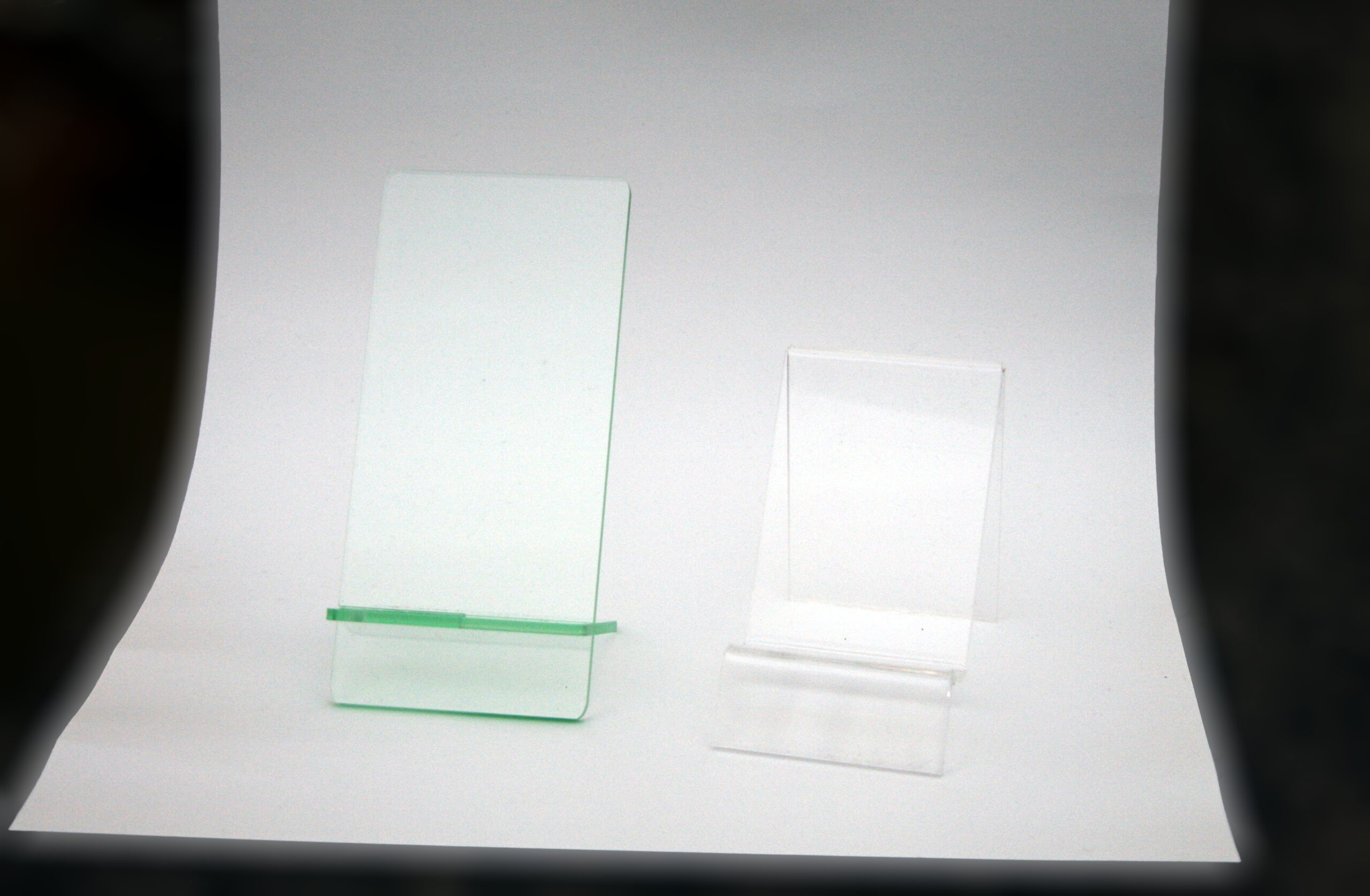Ảnh thật kệ/giá đỡ điện thoại acrylic để bàn - Wikimedia Commons CC BY-SA 3.0