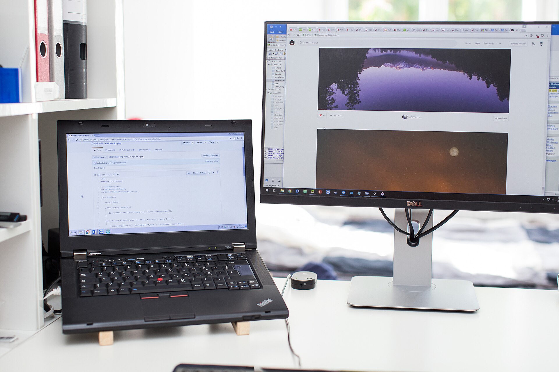 Góc bàn làm việc gọn gàng với laptop và màn hình rời