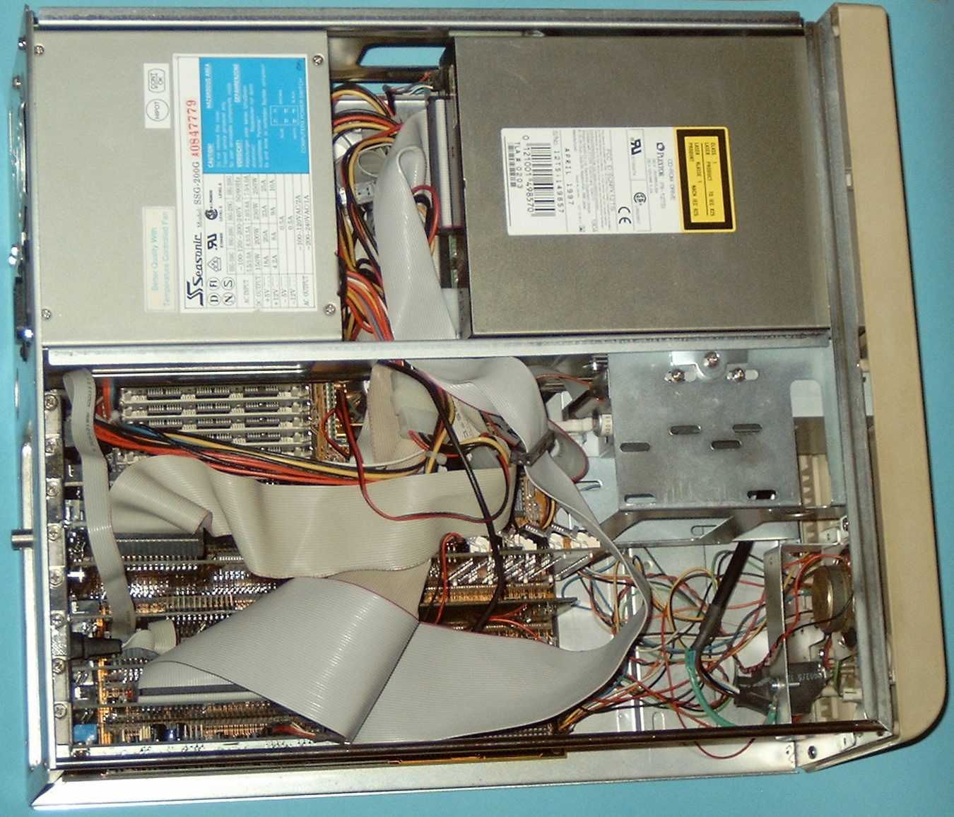 Ảnh thật thùng máy tính PC trong góc làm việc, minh họa việc đặt case và dùng kệ CPU