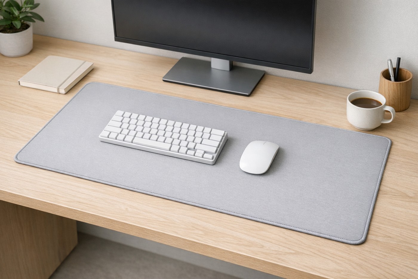 Setup bàn làm việc tối giản với deskmat gọn gàng